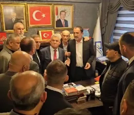 Seçimi kaybeden belediye başkanı milletvekiline çiçek fırlatıp hakaret etti
