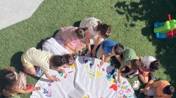 Nuray öğretmen, eteğine bir tuval gibi resim yaptırarak öğrencilerine unutulmaz bir deneyim yaşattı