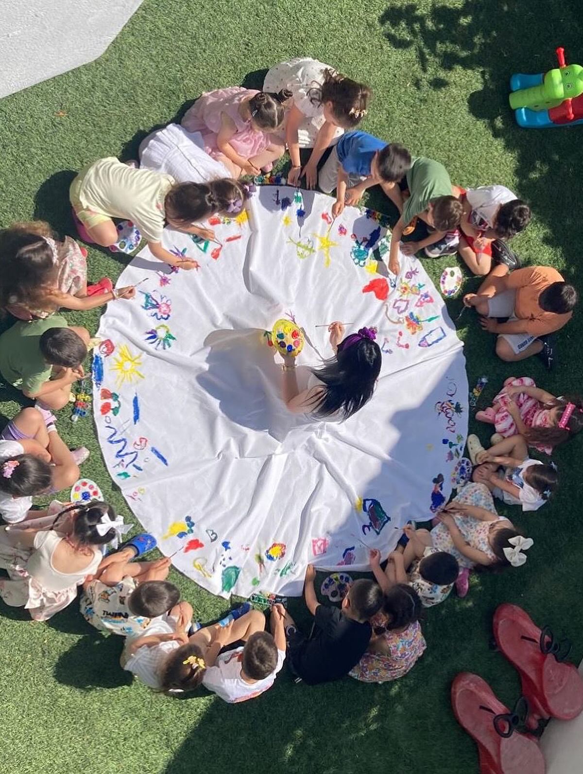 Nuray öğretmen, eteğine bir tuval gibi resim yaptırarak öğrencilerine unutulmaz bir deneyim yaşattı